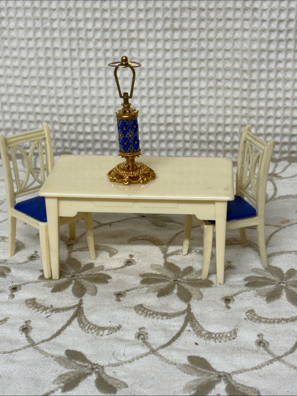 Dollhouse kitchen table, two chairs and a lamp